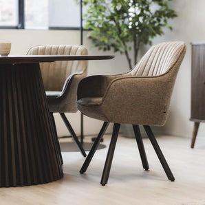 Kari Spisebordsstol - Brun Stof drejestol med armlæn