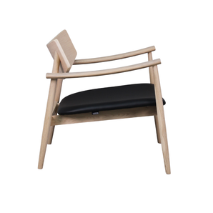 Lara Loungestol i Lys Naur eg m. Sort PU sæde