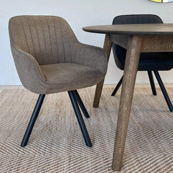 Kari Spisebordsstol - Brun Stof drejestol med armlæn - Hofstra & Wagner