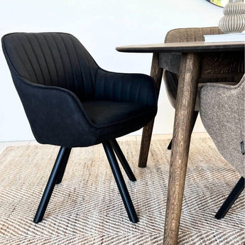 Kari Spisebordsstol - Sort mikrofibre drejestol med armlæn - Hofstra & Wagner