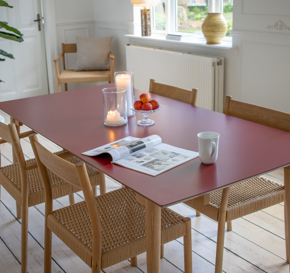 Holms Spisebord i 180 cm, inkl. plader i natur eg og bordeaux
