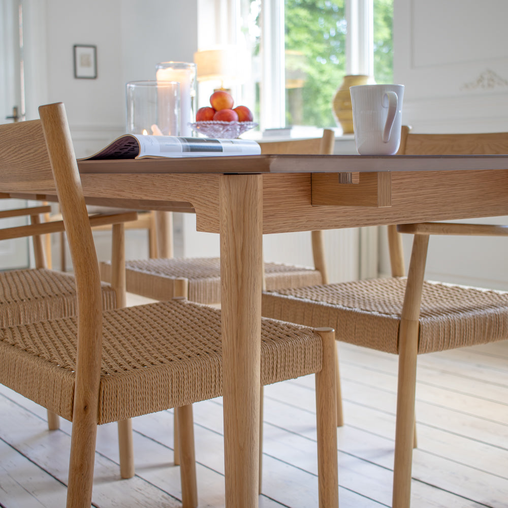 Holms Spisebord i 180 cm, inkl. plader i natur eg og bordeaux
